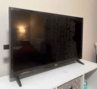 LG 32' Smart TV 1