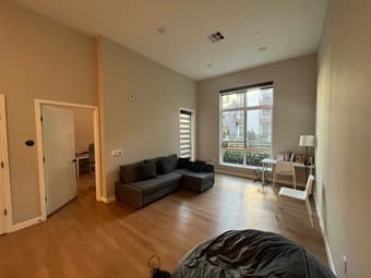 Room Available in Luxury Apartment (May-July) 1