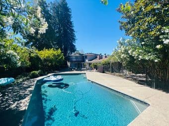 Upstairs in large house w/ pool July 1, Linfield Oaks Menlo Park - $2, 4