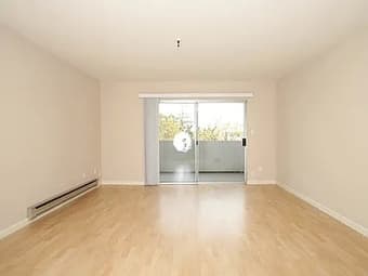 Private room available June 1 in Palo Alto apartment 1