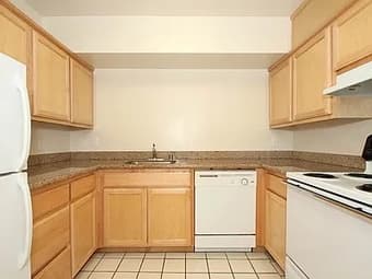 Private room available June 1 in Palo Alto apartment 3