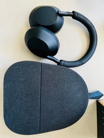 Like-new Sony WH-1000XM5 Noise-cancelling headphones 1