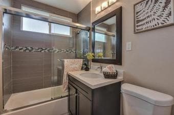 Private Bedroom w/private bathroom in East Palo Alto 1