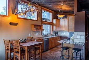 3BR/2BA Upper Unit in duplex in Brisbane, 30min from Stanford 3