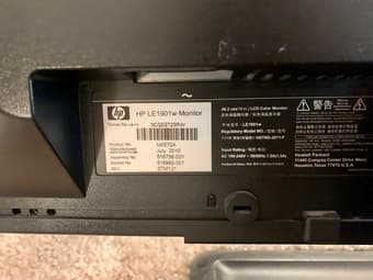 19-inch HP LE1901w Monitor + Power Cord + VGA Adapter Cord 2
