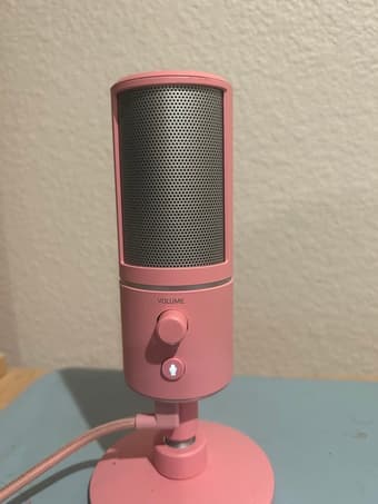 Pink Razer Seiren X Microphone 1