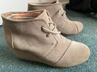 TOMS women size 7 shoes 1