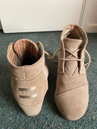 TOMS women size 7 shoes 2