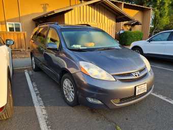 Toyota Sienna 2010 XLE. 7-seater minivan. 1