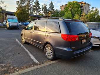 Toyota Sienna 2010 XLE. 7-seater minivan. 2
