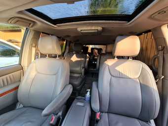 Toyota Sienna 2010 XLE. 7-seater minivan. 3