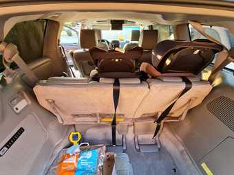 Toyota Sienna 2010 XLE. 7-seater minivan. 4