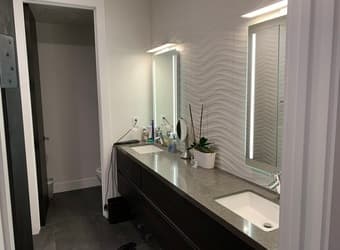 Master bedroom and private bath in furnished luxury house in Palo Alto 4