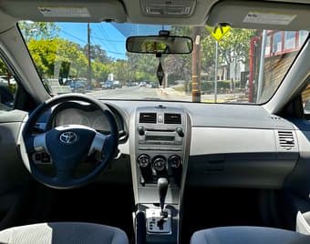 2010 Toyota Corolla LE (Excellent Condition) 3