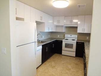 2br - 1200ft2 - Modern Luxury 2 bed / 2 bath. A/C. 5 mins Bik 3