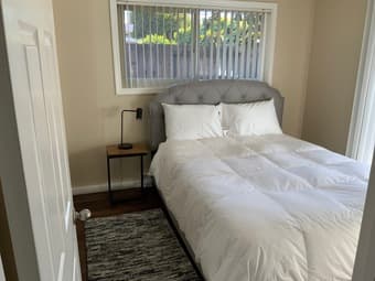 Room to rent in flat - part time (bills included) 4