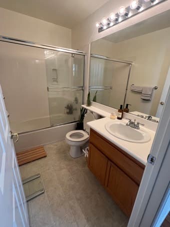 Sunny bedroom and bathroom available Sept (flexible) 2