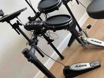 Alesis Electric Drum Kit + Donner Drum Throne Padded Seat 2