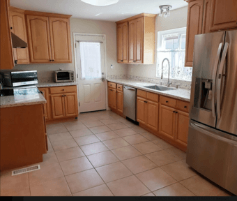 1 Bedroom and private bathroom available in 3 Bed 2.5 Bath 1