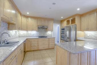 1 bedroom in large, modern 5-bedroom home 3