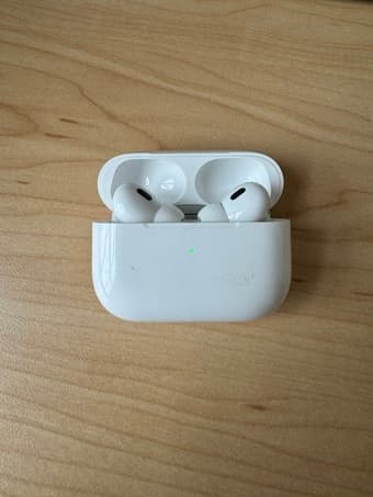 Airpods Pro 2nd gen (lightening) +applecare plus (due Apr 30, 2025) 1