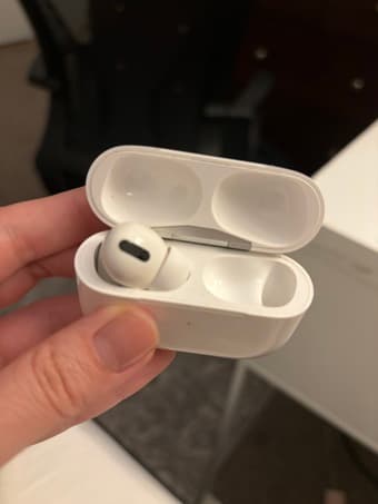 LEFT AIRPOD PRO 1st GEN + CASE 1