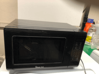 Magic Chef 0.7 cu. ft. Microwave 1
