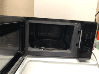 Magic Chef 0.7 cu. ft. Microwave 2