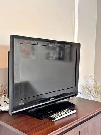 Toshiba 26" LCD HDTV Excellent Condition with Remote 1