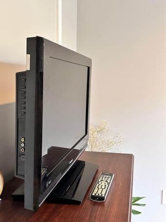 Toshiba 26" LCD HDTV Excellent Condition with Remote 2