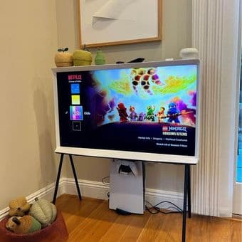 Smart TV -  43” The Serif Samsung 2