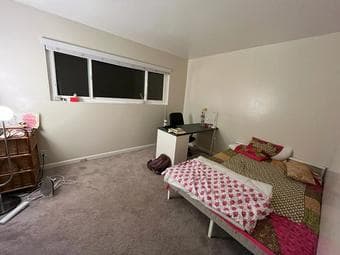 One room in a 2bed/2bath apartment, Palo alto, with swimming pool view 2