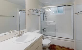 One room in a 2bed/2bath apartment, Palo alto, with swimming pool view 3