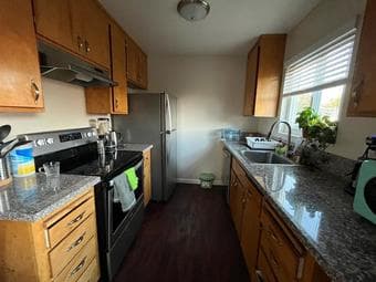 One room in a 2bed/2bath apartment, Palo alto, with swimming pool view 4