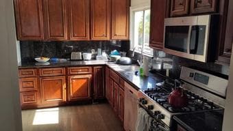 Room for Rent  -1500$ starting Jan Party garage! 1