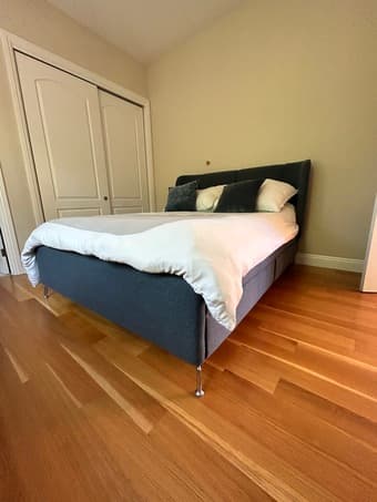 Queen mattress - Free to pick up Thursday 31 in Palo Alto 4