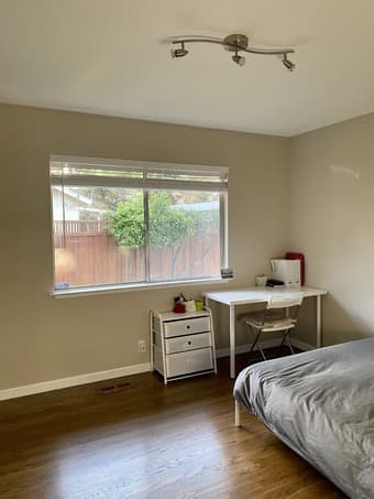Private room in 3br/1ba starting January in Menlo Park (6months min) 2
