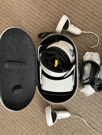 Meta quest 256g plus case and strap 1