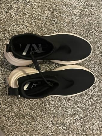 Selling women shoes size 6 2