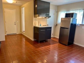 Rare studio with access to communal areas & pool in shared house 2