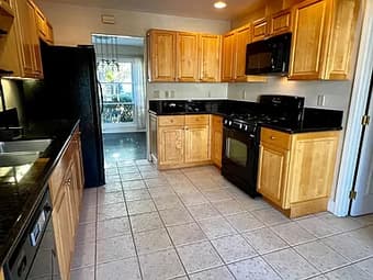 Rare studio with access to communal areas & pool in shared house 3