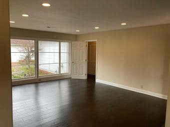 Rare studio with access to communal areas & pool in shared house 4