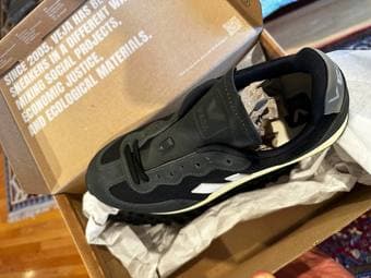 NEW & UNWORN Veja Sneakers (Size 9) 2