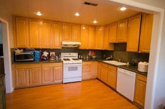 Cozy bedroom in a furnished 5BR/3.5BA just off of Oregon and Alma 1