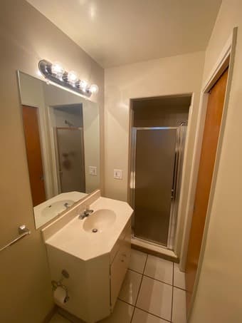 Bedroom with pvte bathroom in cool appartment in downtown Menlo park 4