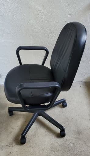 Swivel office chair: leather upholstery, adjustible lumbar support 2