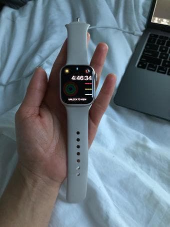Apple Watch Series 8 in Great Condition 2