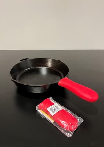 iron skillet, glass lid, handle holder 1