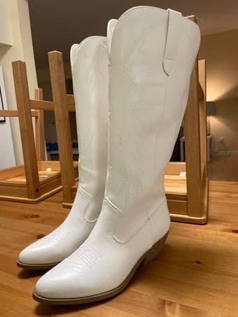 WHITE COWGIRL BOOTS SIZE 7.5 1
