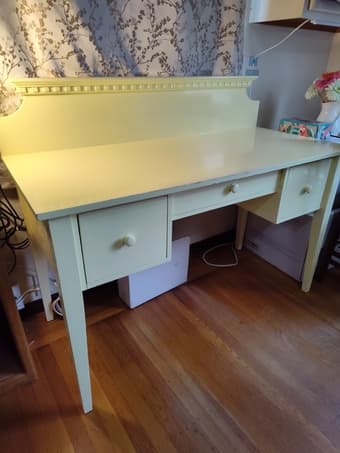 Desk with 3 pull-out drawers in good condition 1